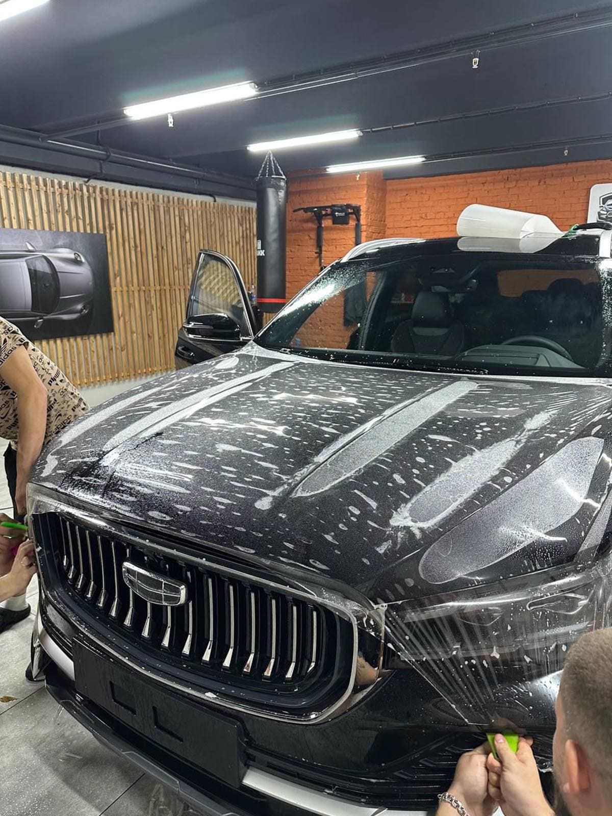 Полная оклейка автомобиля защитной полиуретановой плёнкой
